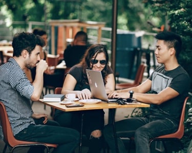 Imagen de tres personas hablando